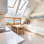 Stylish Victus Near The Pier By Renters 아파트 소포트